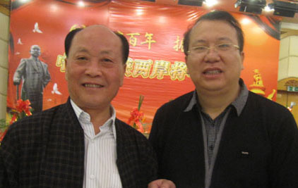 A21、与南京军区原副司令员徐承云中将（左）在厦门留影（2011年11月30日）