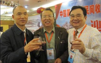 A20、与中国收藏家协会副会长兼秘书长杨晋英（左）、收藏家黄天发（右）在福州鼓山留影（2011年11月26日）