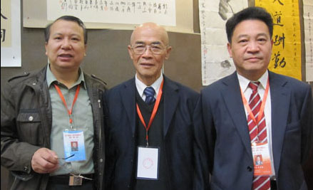 A19、与中国收藏家协会 老会长闫振堂（中）、会长罗伯健（右）留影   2011.11.26于福清